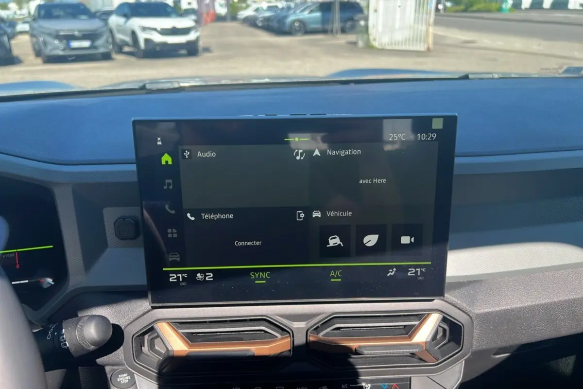 Vue intérieure du tableau de bord du Dacia Bigster Hybrid 155 Extreme Plus avec écran tactile central et aérateurs design.