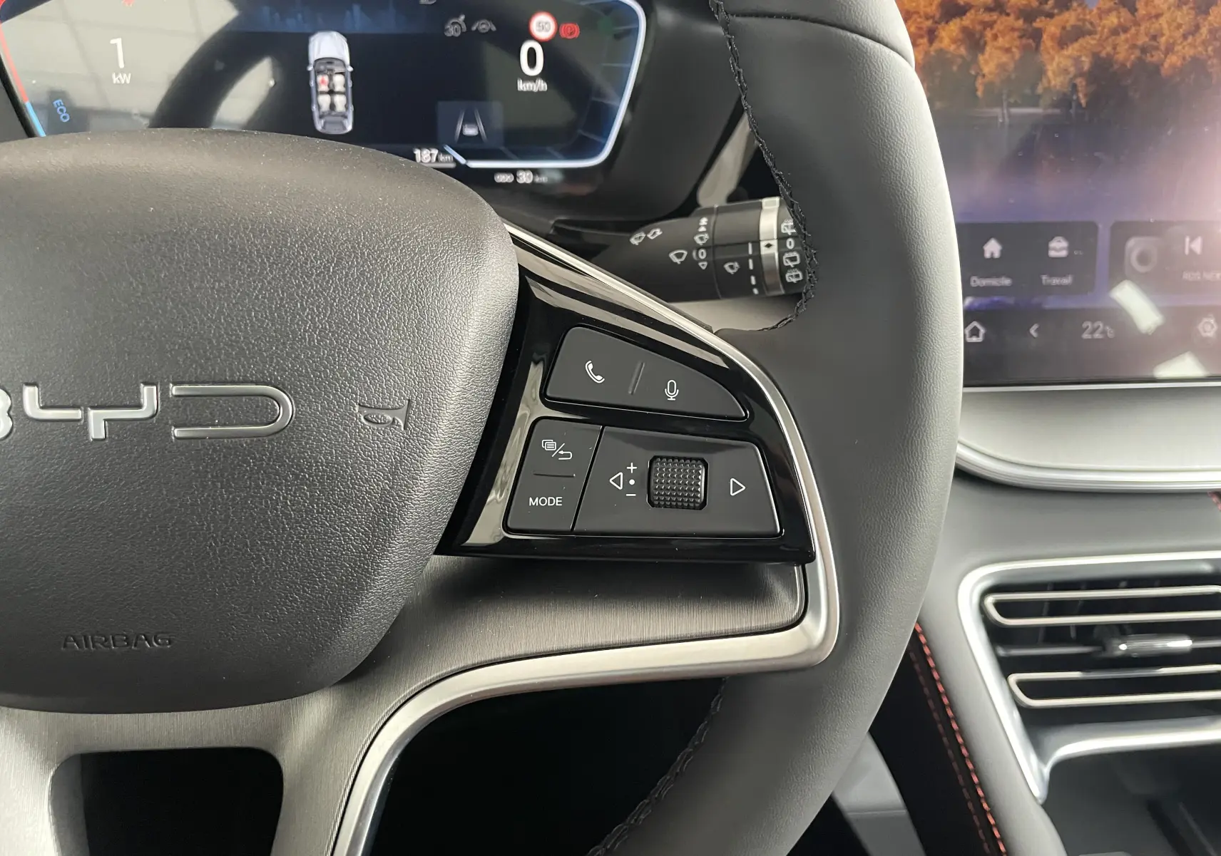 Vue intérieure du tableau de bord du BYD SEAL U 2026 avec écran tactile central 15,6'', volant multifonction et sièges marron.