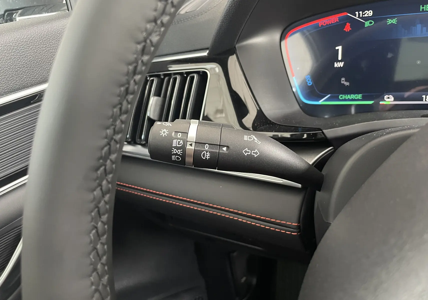 Vue plongeante sur la console centrale et les sièges avant en similicuir vegan marron et noir avec surpiqûres orange du BYD SEAL U.