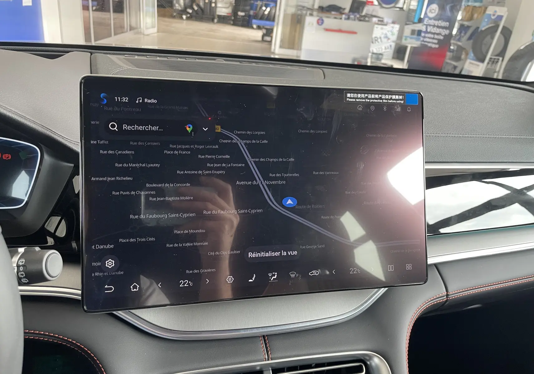 Vue centrée sur le volant noir du BYD SEAL U 2026 avec tableau de bord numérique et écran tactile latéral.