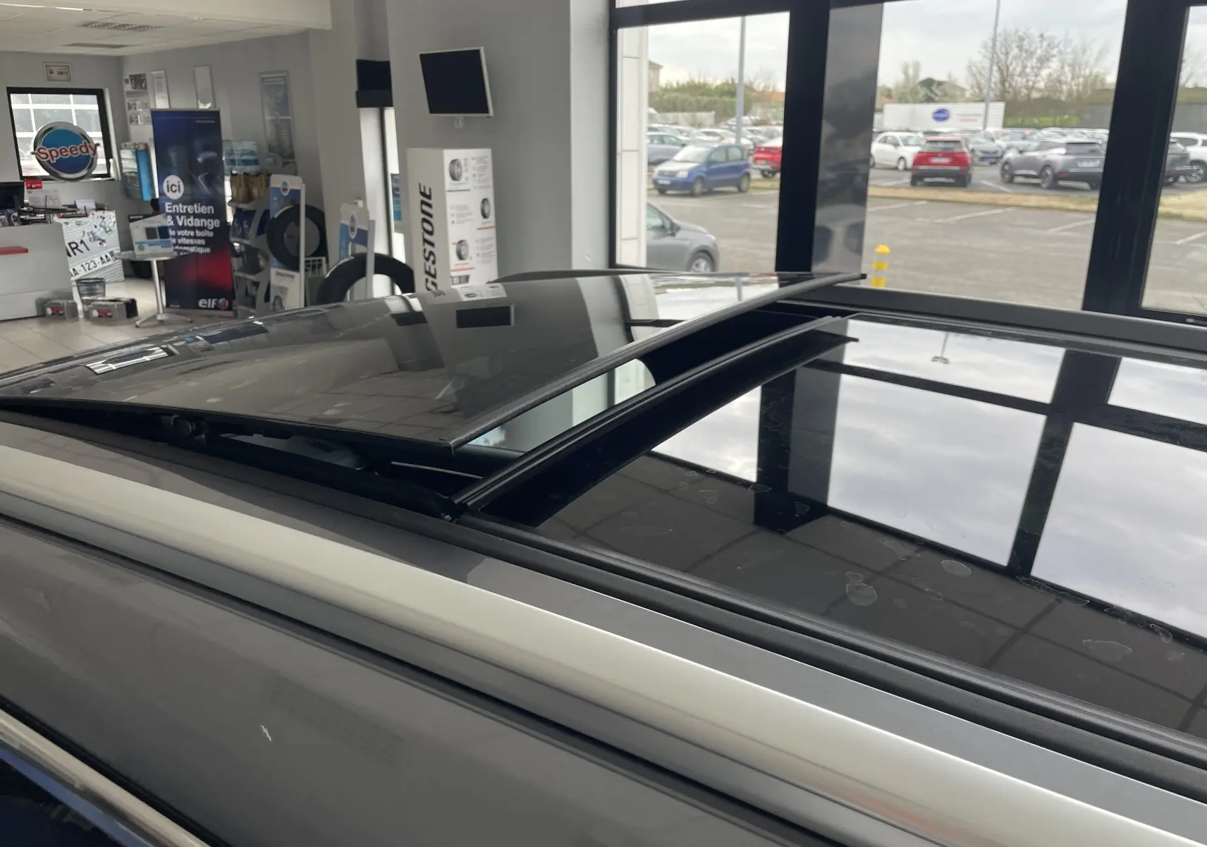 Vue intérieure sur l'écran tactile affichant la caméra 360° du BYD SEAL U TIME GREY en stationnement dans un garage.