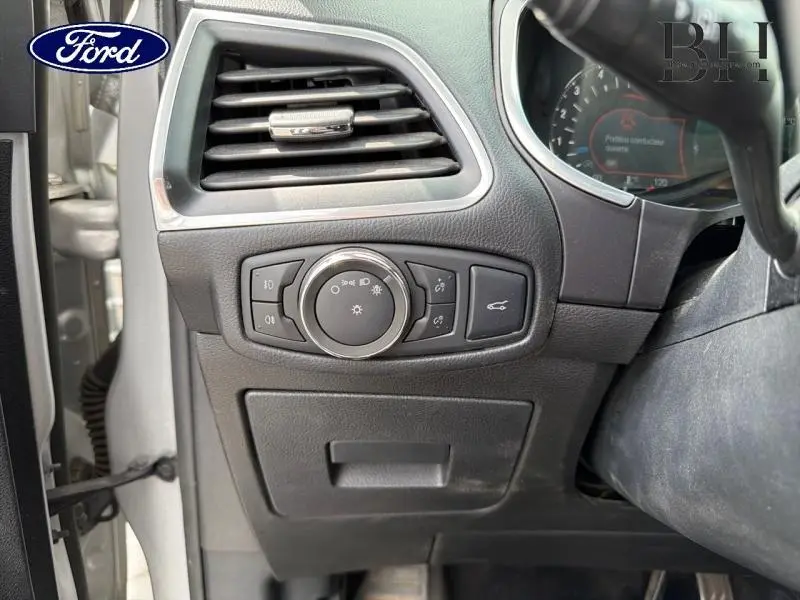 Vue rapprochée du tableau de bord côté gauche du Ford Edge gris Ingot, montrant les commandes d’éclairage et la ventilation.