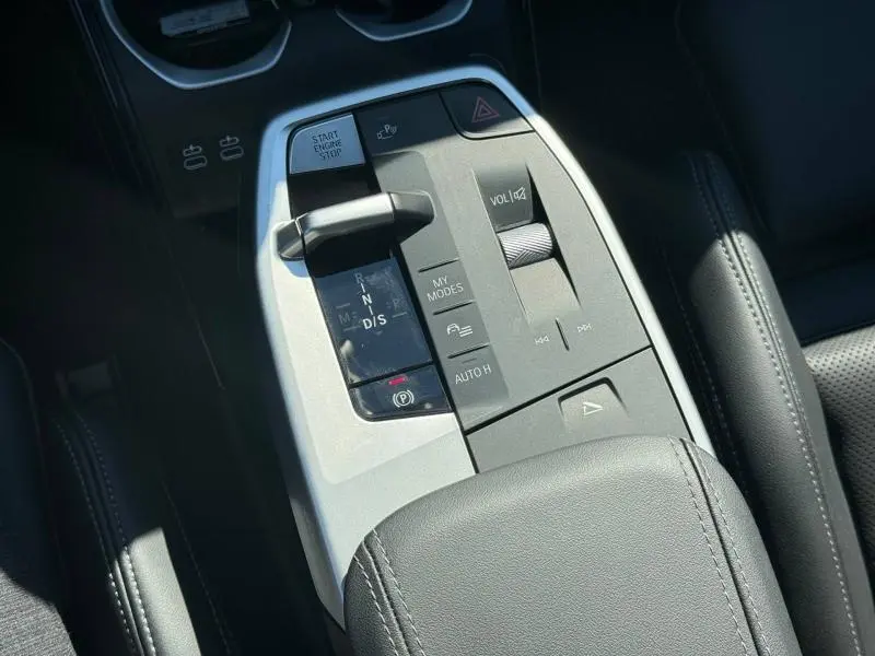 Gros plan sur la console centrale grise avec levier de vitesses et commandes multifonctions du BMW X2 Skyscraper Grey 2025.
