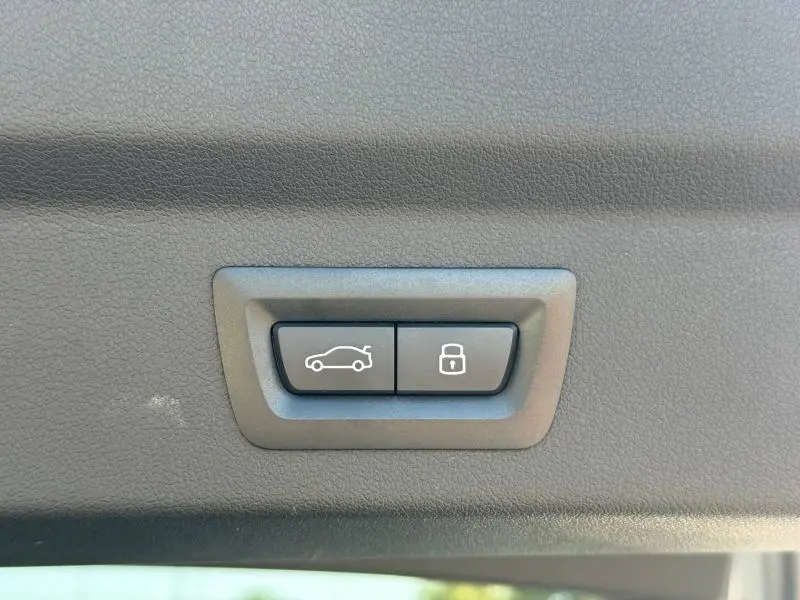 Boutons d'ouverture et de verrouillage du coffre sur la plage arrière d'un BMW X2 Skyscraper Grey 2025.