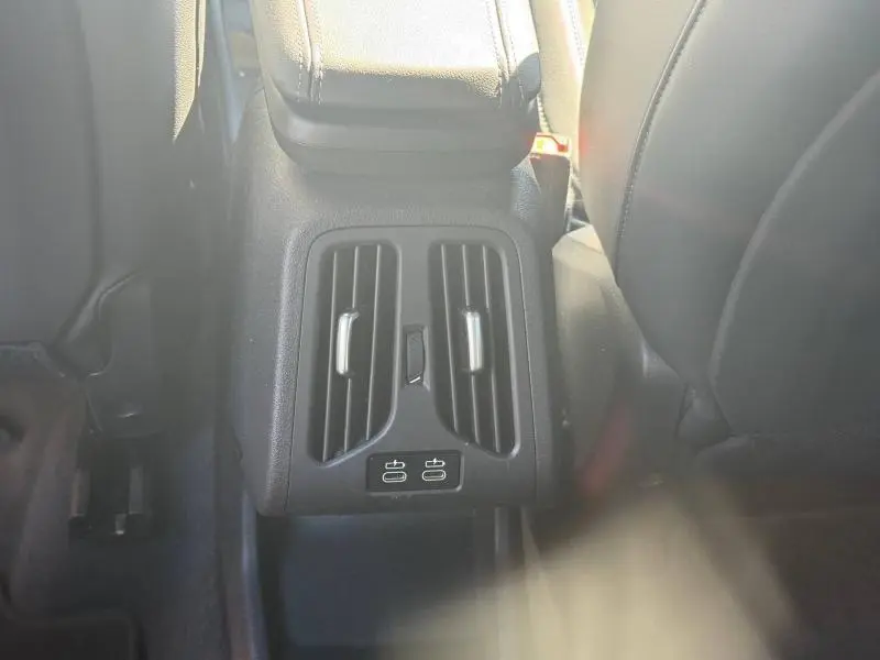 Détail des aérateurs arrière et ports USB dans l'habitacle noir du BMW X2 sDrive20dA 2025 Skyscraper Grey.
