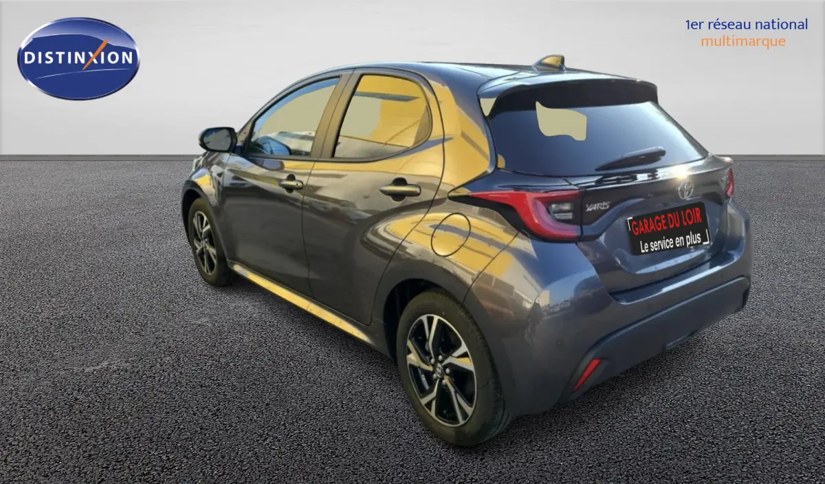 Vue 3/4 arrière droite d'une Toyota Yaris hybride 116h Design gris foncé avec jantes alliage et feux LED distinctifs.