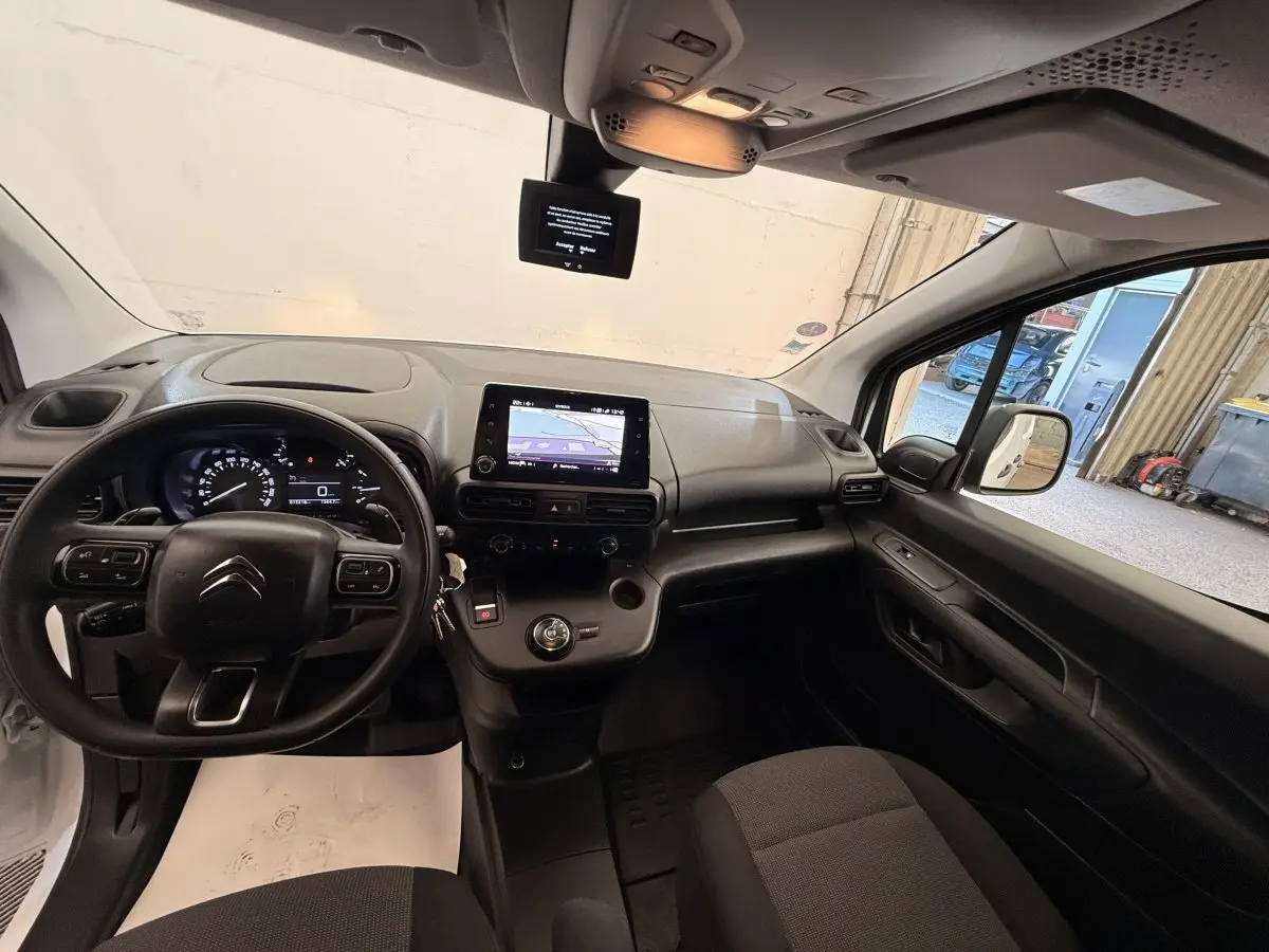 Vue intérieure avant du Citroën Berlingo blanc 2022, avec tableau de bord numérique et écran tactile central.