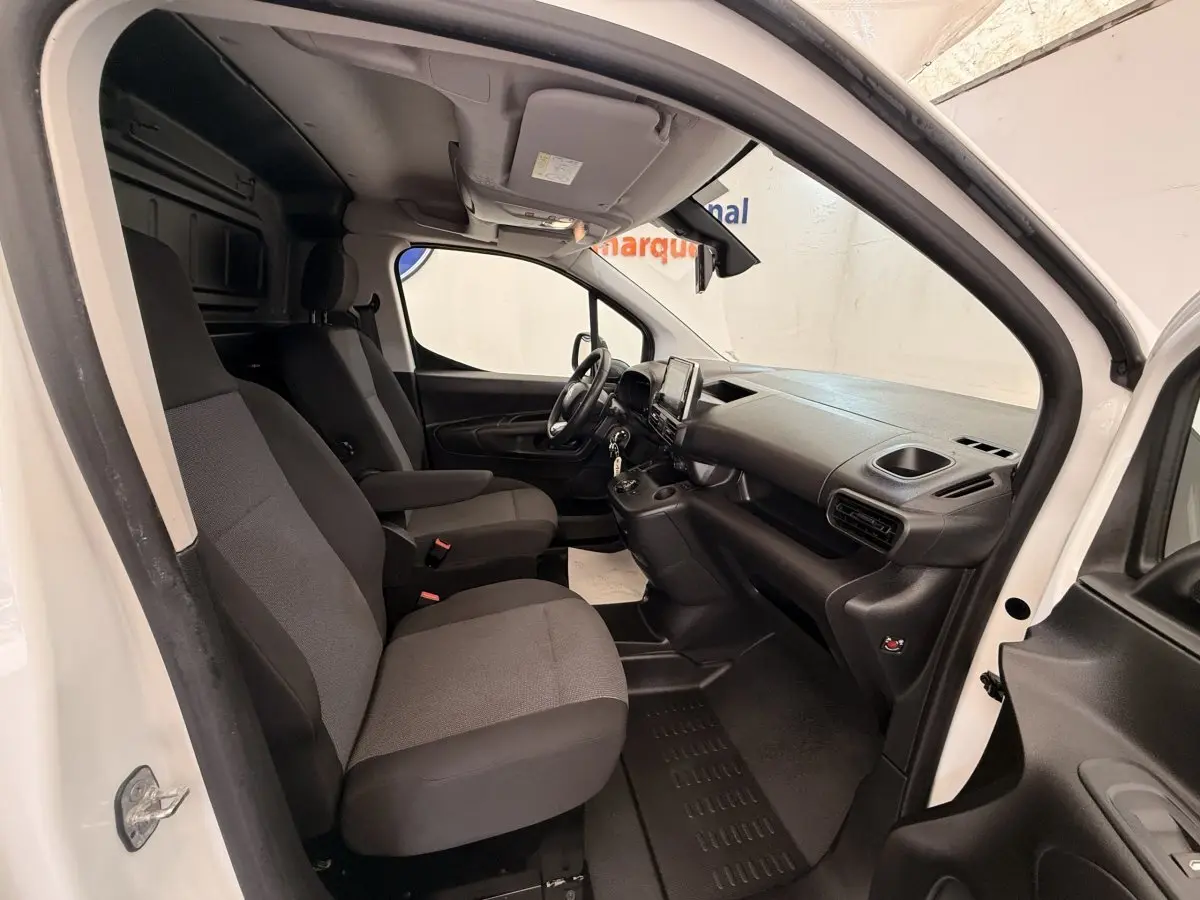 Intérieur de Citroën Berlingo blanc 2022, vue côté droit, sièges avant gris et tableau de bord noir.