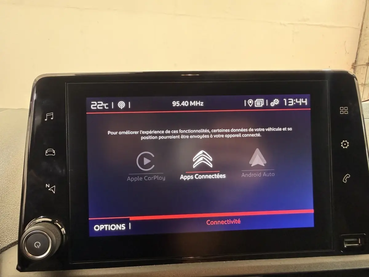 Écran tactile central du tableau de bord du Citroën Berlingo blanc, affichant les options Apple CarPlay et Android Auto.