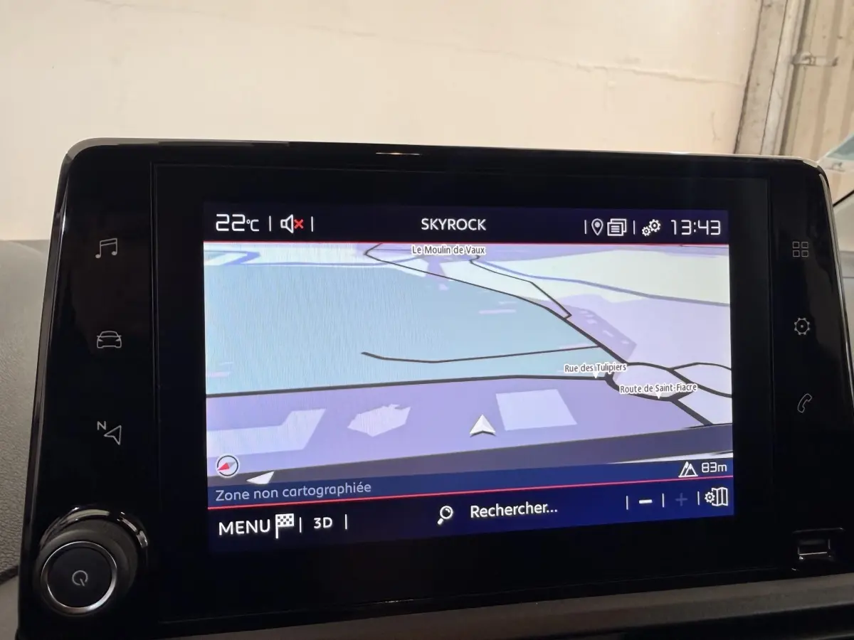 Écran tactile intérieur du Citroën Berlingo blanc, affichant la navigation GPS avec carte et indications.