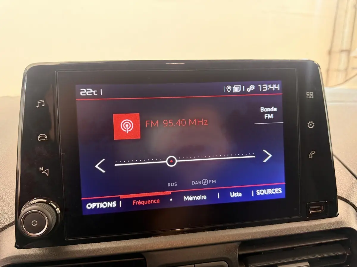 Écran tactile central du tableau de bord du Citroën Berlingo 2022 affichant la radio FM à 95,40 MHz.