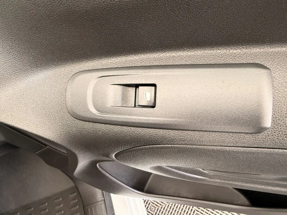 Bouton de commande de vitre électrique sur la porte intérieure côté conducteur du Citroën Berlingo blanc 2022.