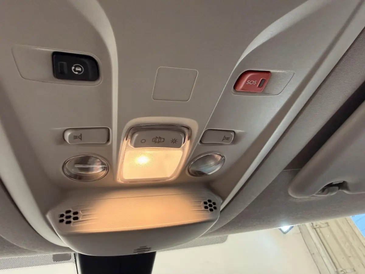 Vue intérieure du plafonnier avec éclairage et boutons de commande dans un Citroën Berlingo blanc 2022.