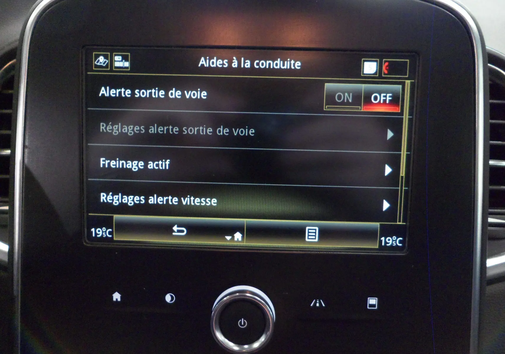 Écran tactile central du Renault Grand Scenic IV blanc montrant les réglages d'aides à la conduite, avec interface en français.