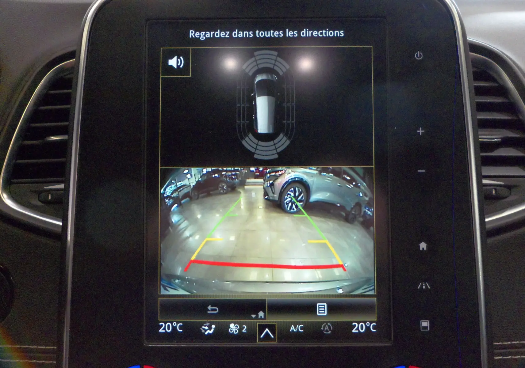 Écran central montrant la caméra de recul avec vue arrière et schéma de détection du Renault Grand Scenic IV gris Cassiopé toit noir.