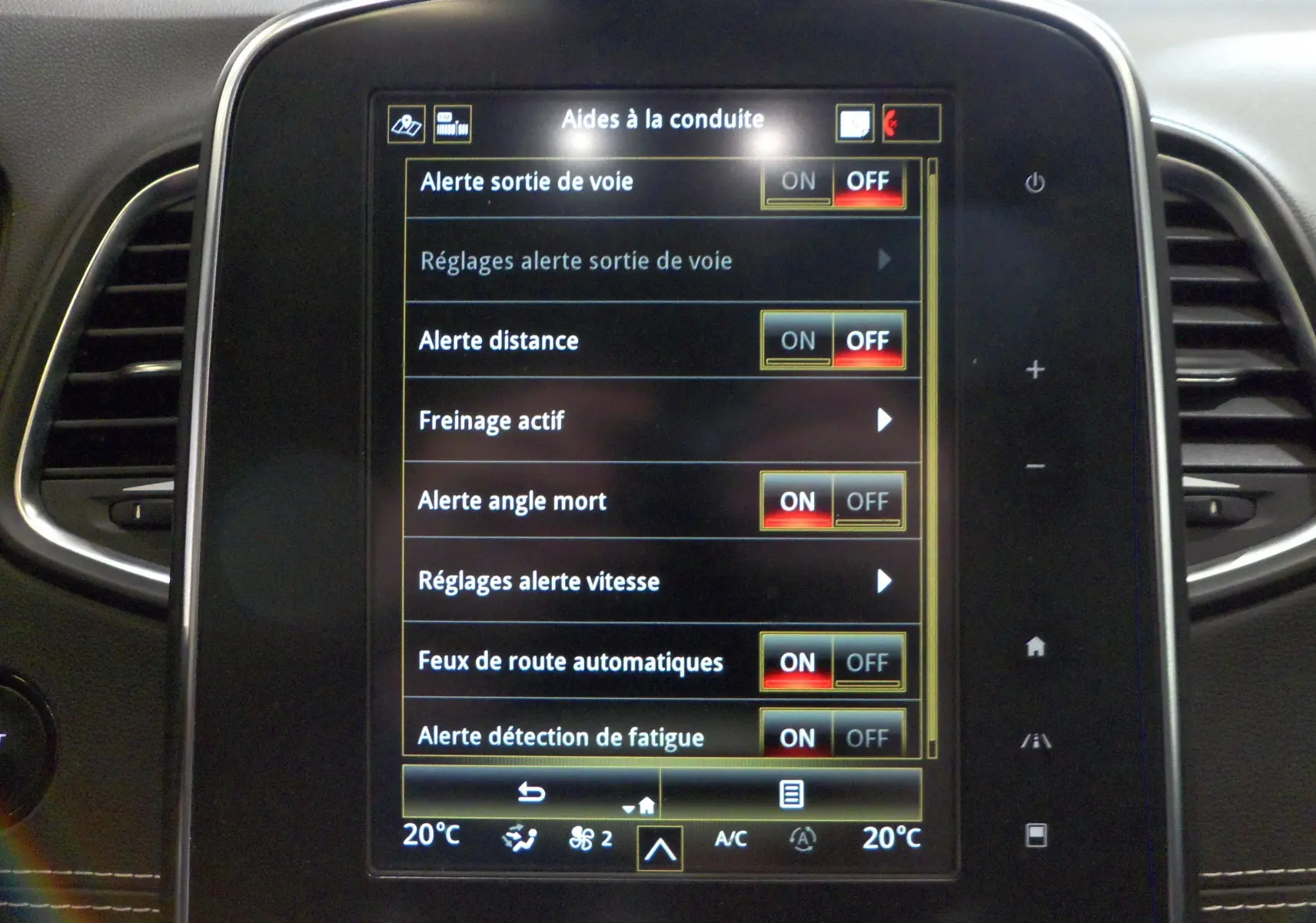 Écran tactile central du Renault Grand Scenic IV 2020 affichant les réglages des aides à la conduite.