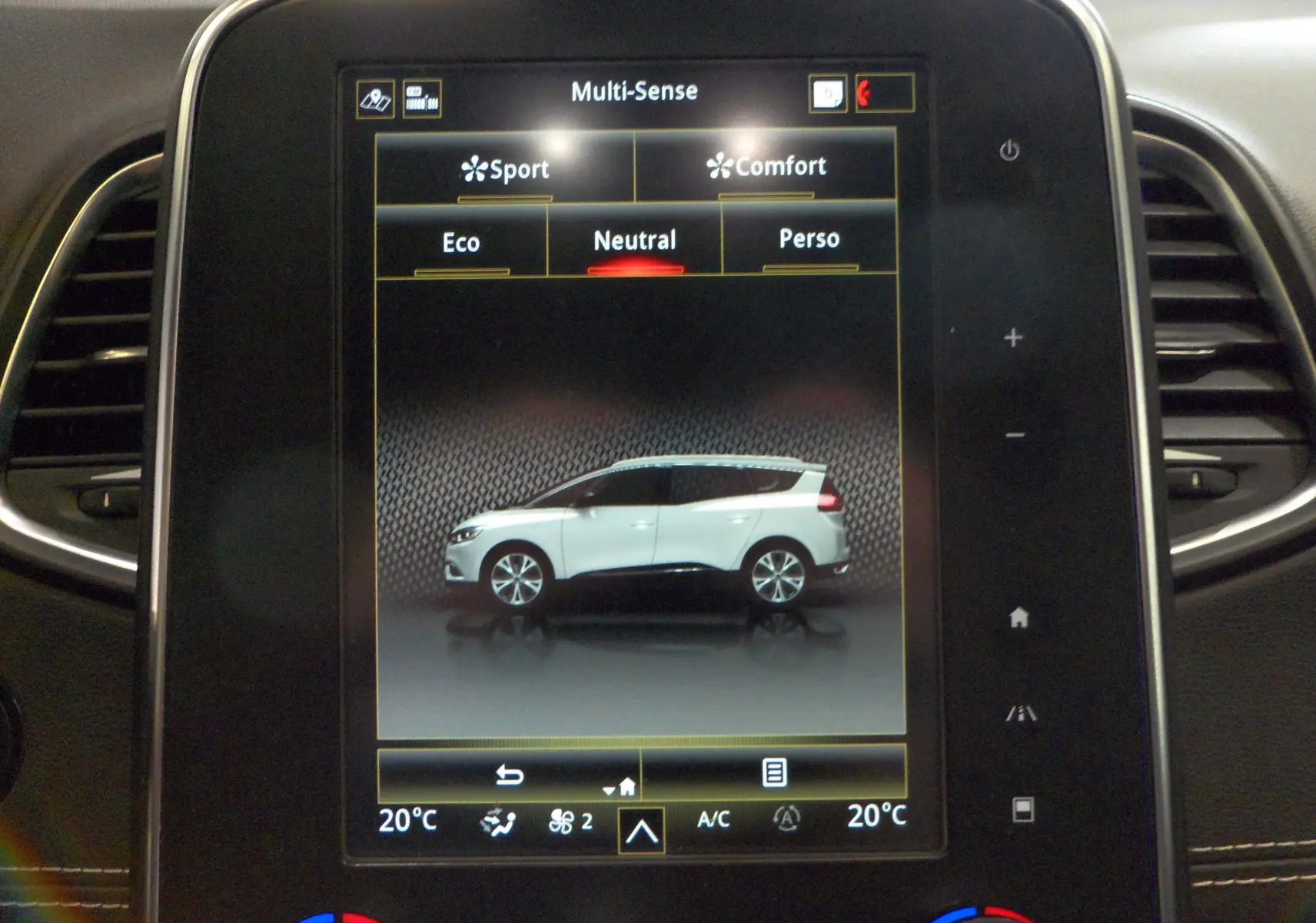 Écran tactile intérieur montrant le profil latéral droit d'un Renault Grand Scenic IV blanc avec toit noir en mode de conduite Neutral.