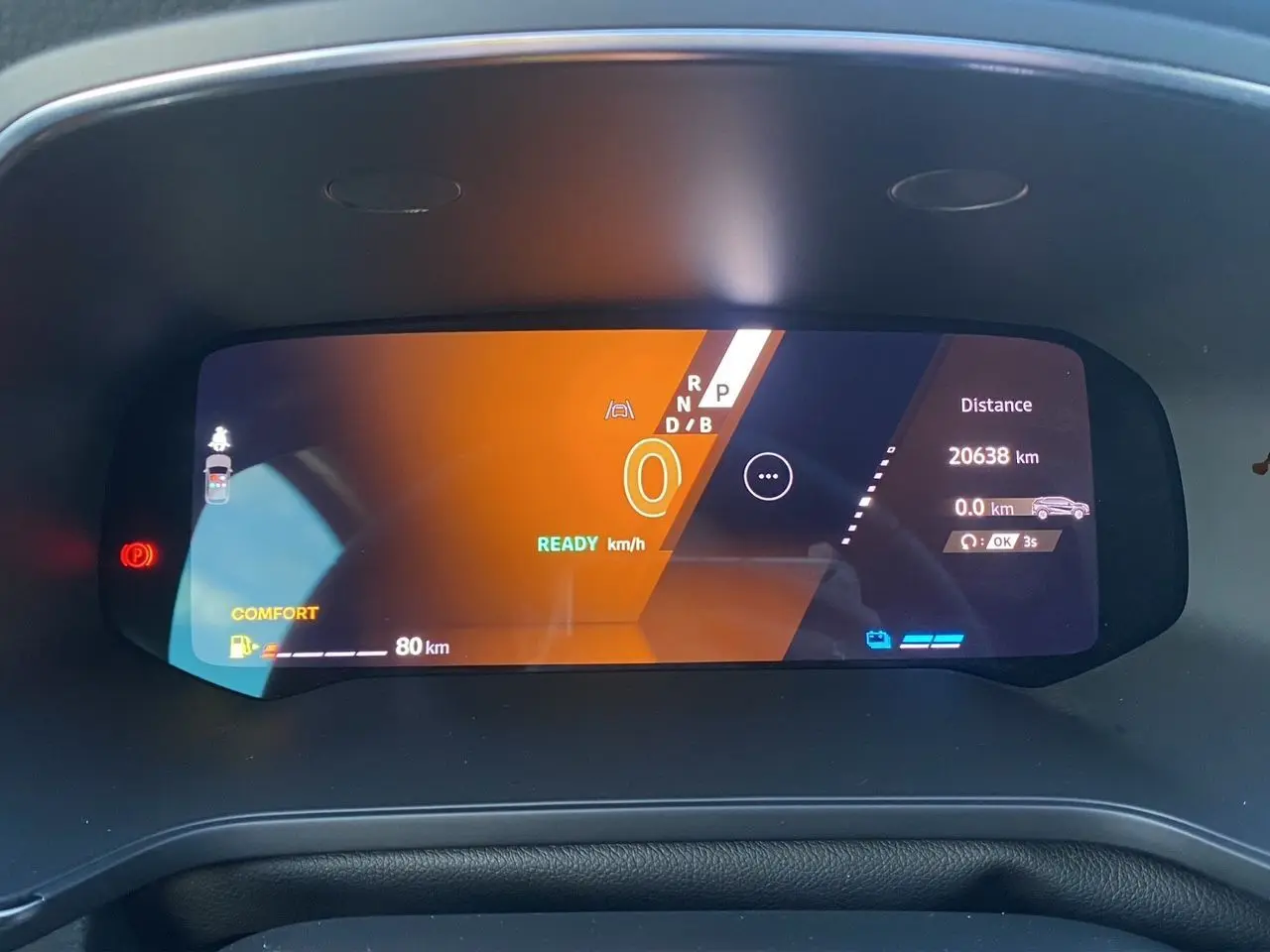 Tableau de bord numérique de Renault Symbioz E-Tech Full Hybrid 145, affichage mode confort et kilométrage.