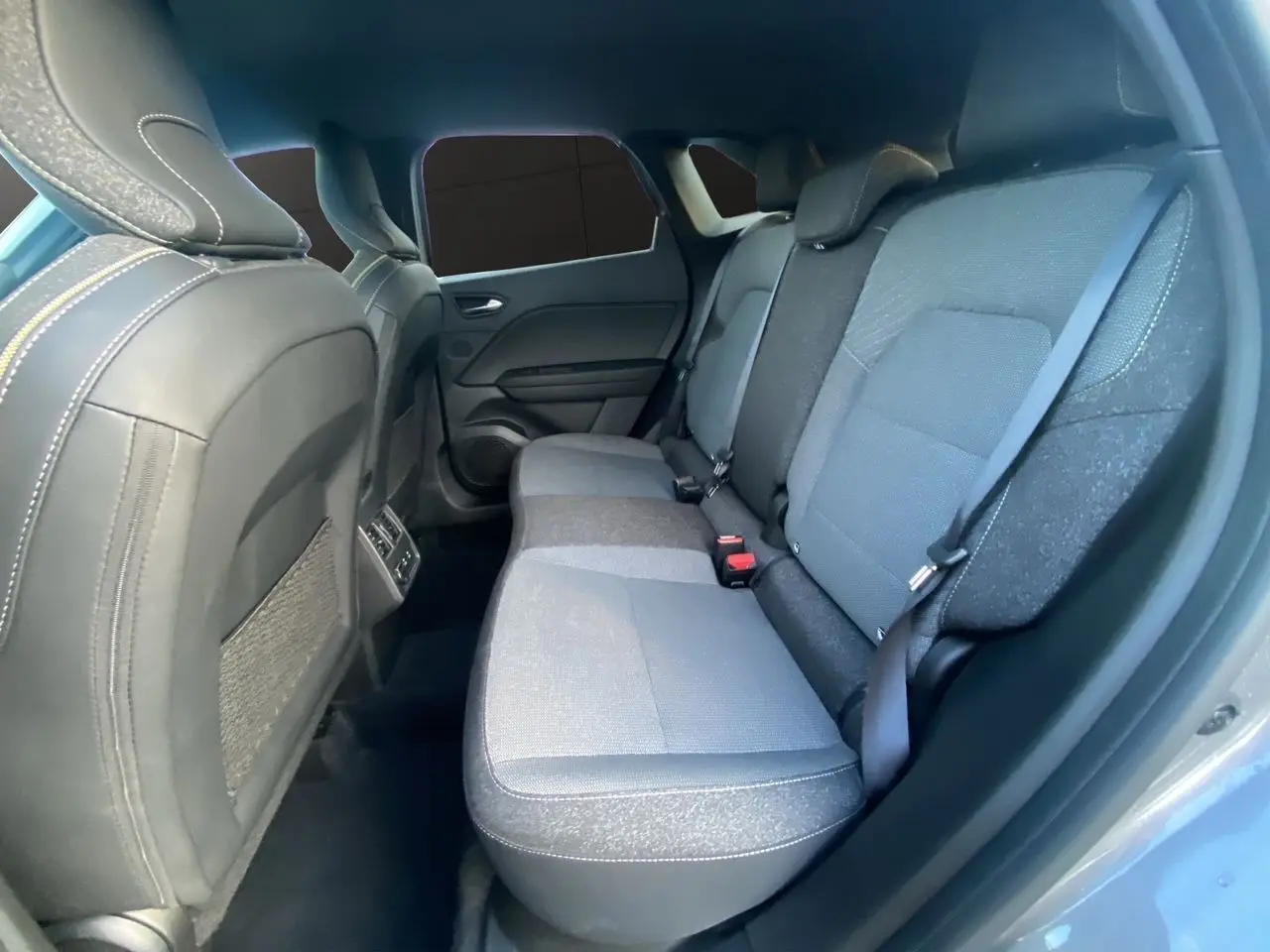 Vue intérieure côté droit des sièges arrière gris foncé et clairs du Renault Symbioz E-Tech Full Hybrid 145 Techno 2025.