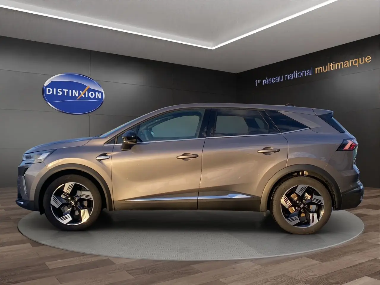 Renault Symbioz E-Tech Full Hybrid 145 Techno gris Casiopee, vue profil droit, jantes alliage 18'' diamantées.