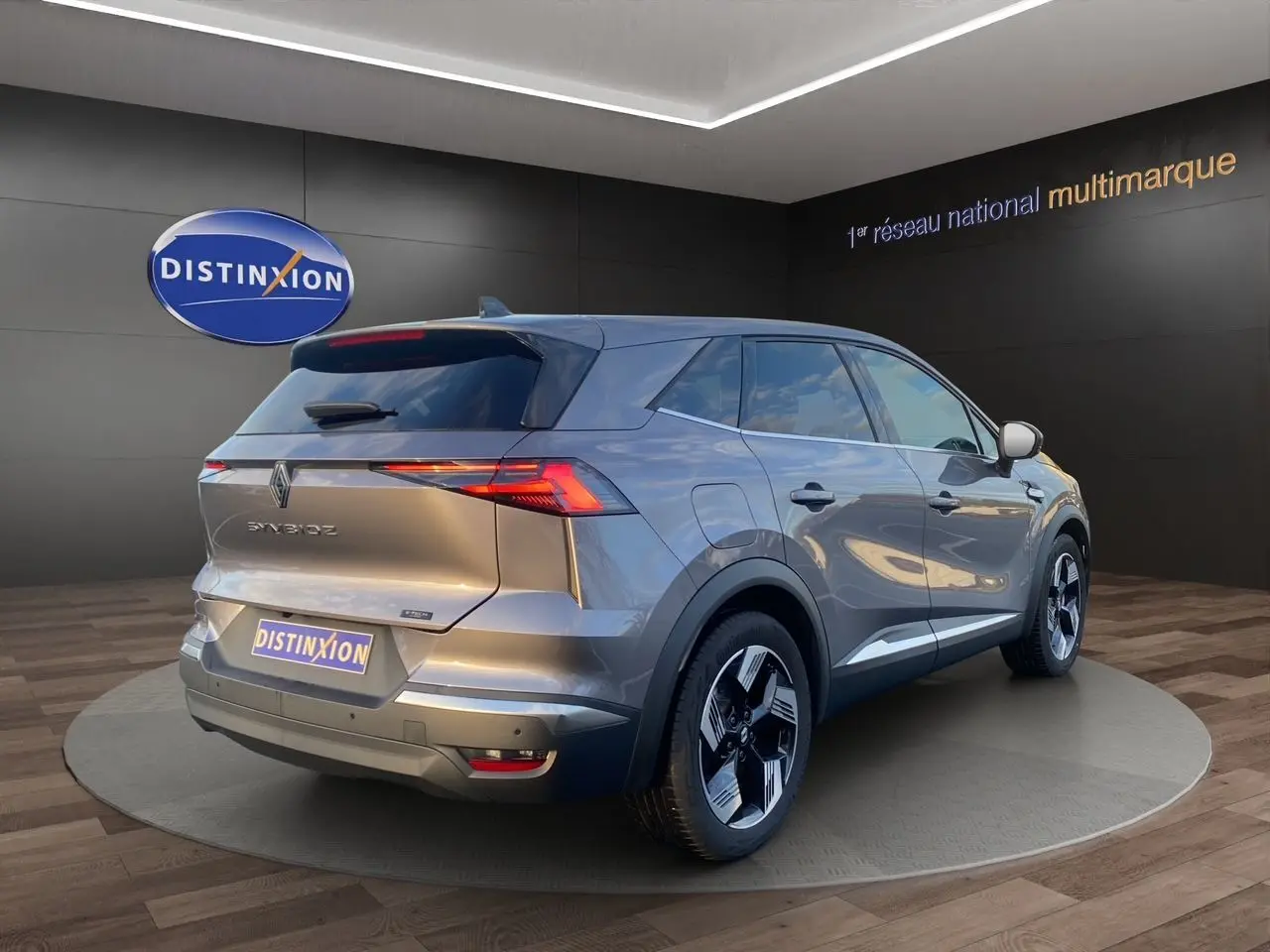 Vue 3/4 arrière droite du Renault SYMBIOZ gris Casiopee avec feux arrière LED et jantes alliage 18 pouces.