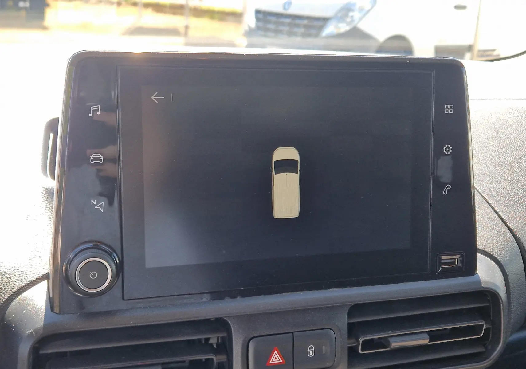 Écran tactile central du Citroën Berlingo blanc 2020 montrant l'interface de stationnement assisté, vue intérieure frontale.