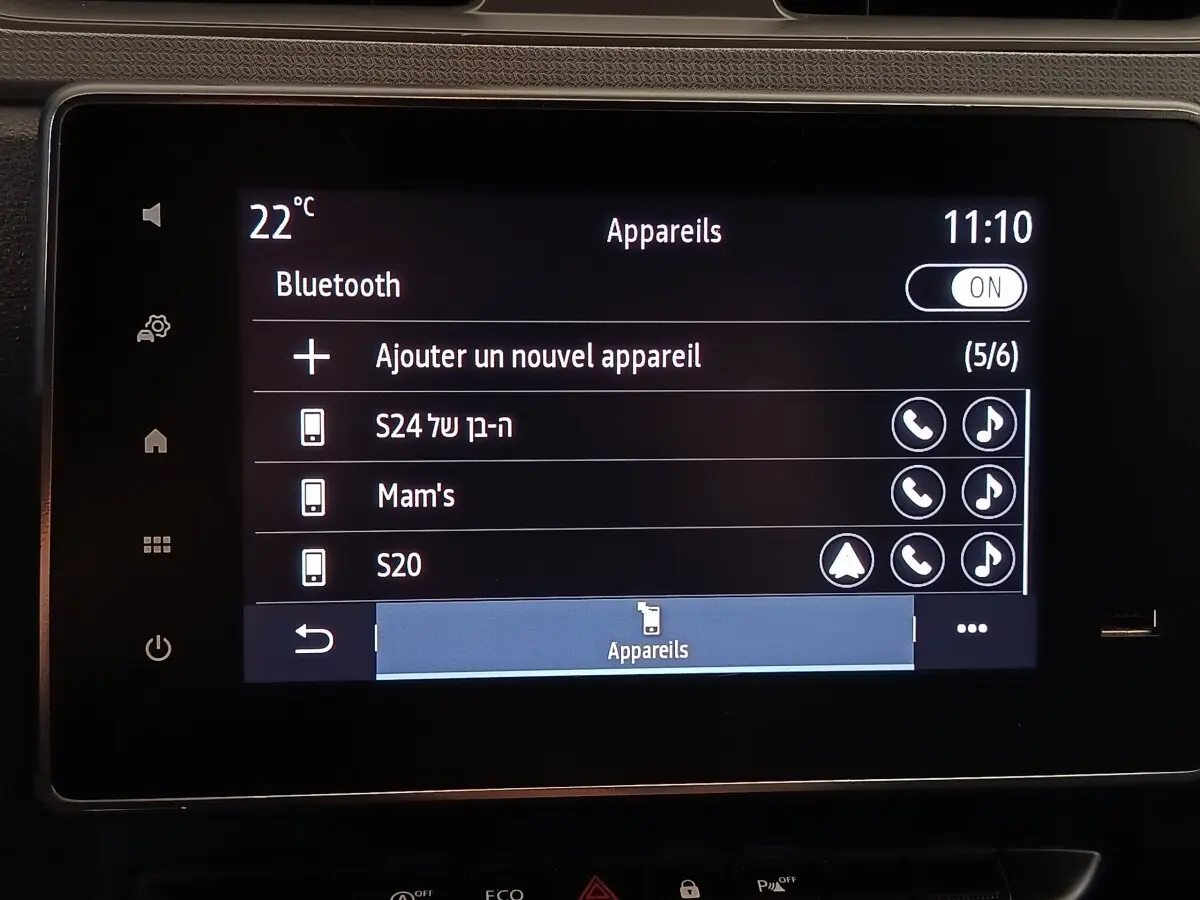 Écran tactile intérieur affichant la connexion Bluetooth avec plusieurs appareils, dans un Renault Express 2023.