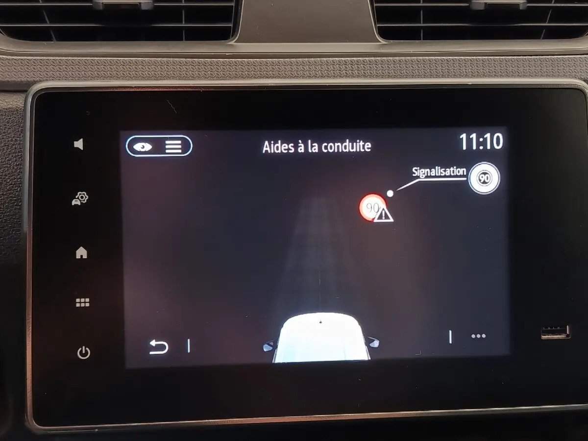 Écran tactile intérieur montrant l’aide à la conduite du Renault Express blanc, vue de dessus du véhicule.