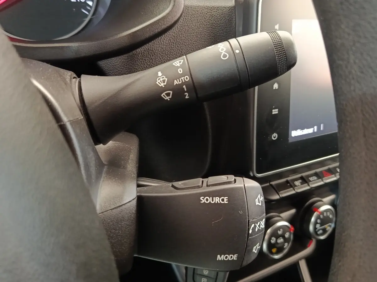 Détail du commodo multifonctions et du volant réglable du Renault Express Confort 2023, intérieur noir avec écran tactile.