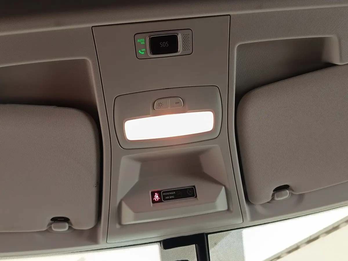 Plafonnier intérieur allumé avec panneau SOS et indicateur airbag passager dans un Renault Express blanc 2023.