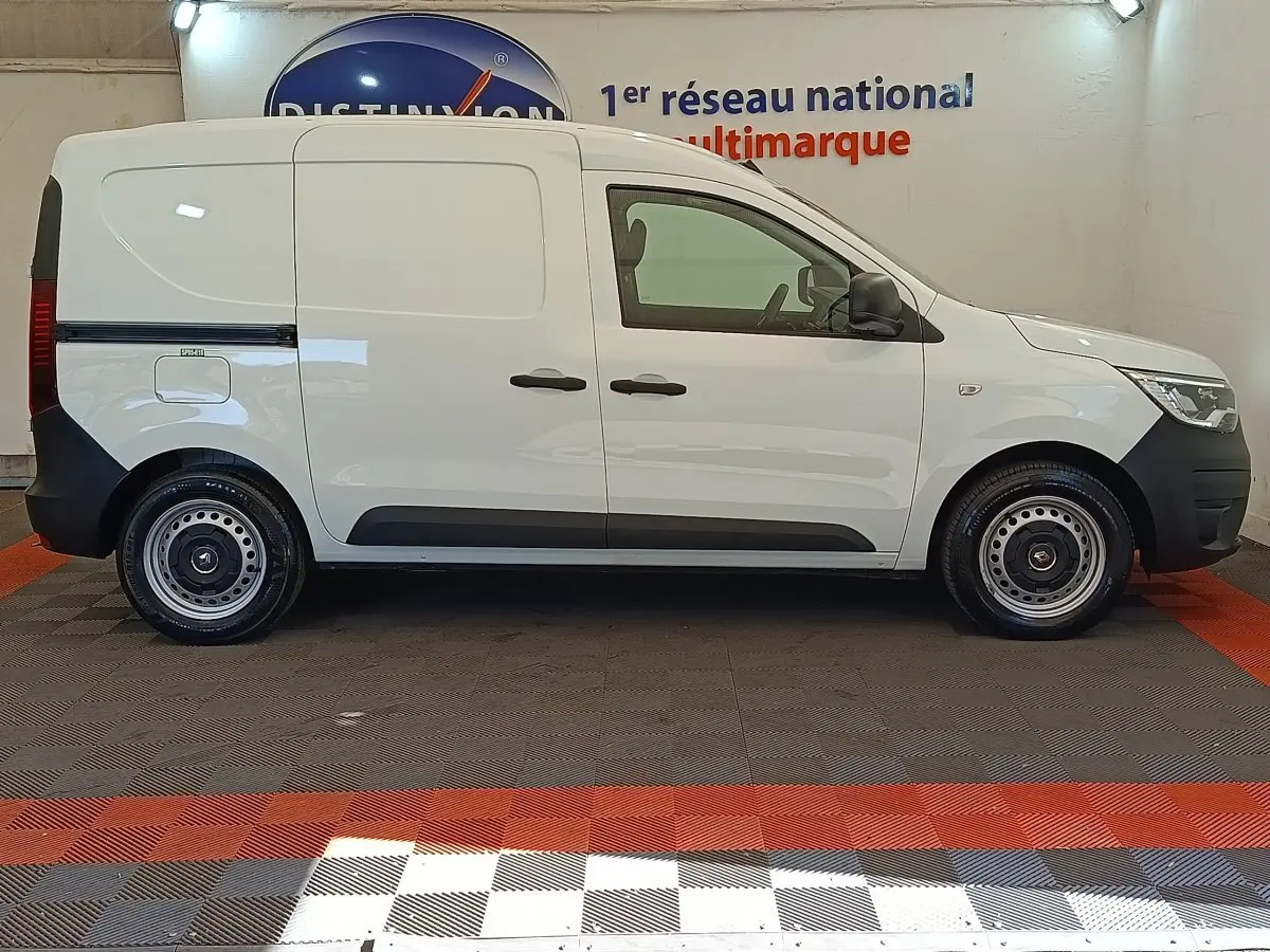 Vue de profil côté droit d’un utilitaire Renault Express blanc avec jantes acier et portes latérales pleines.