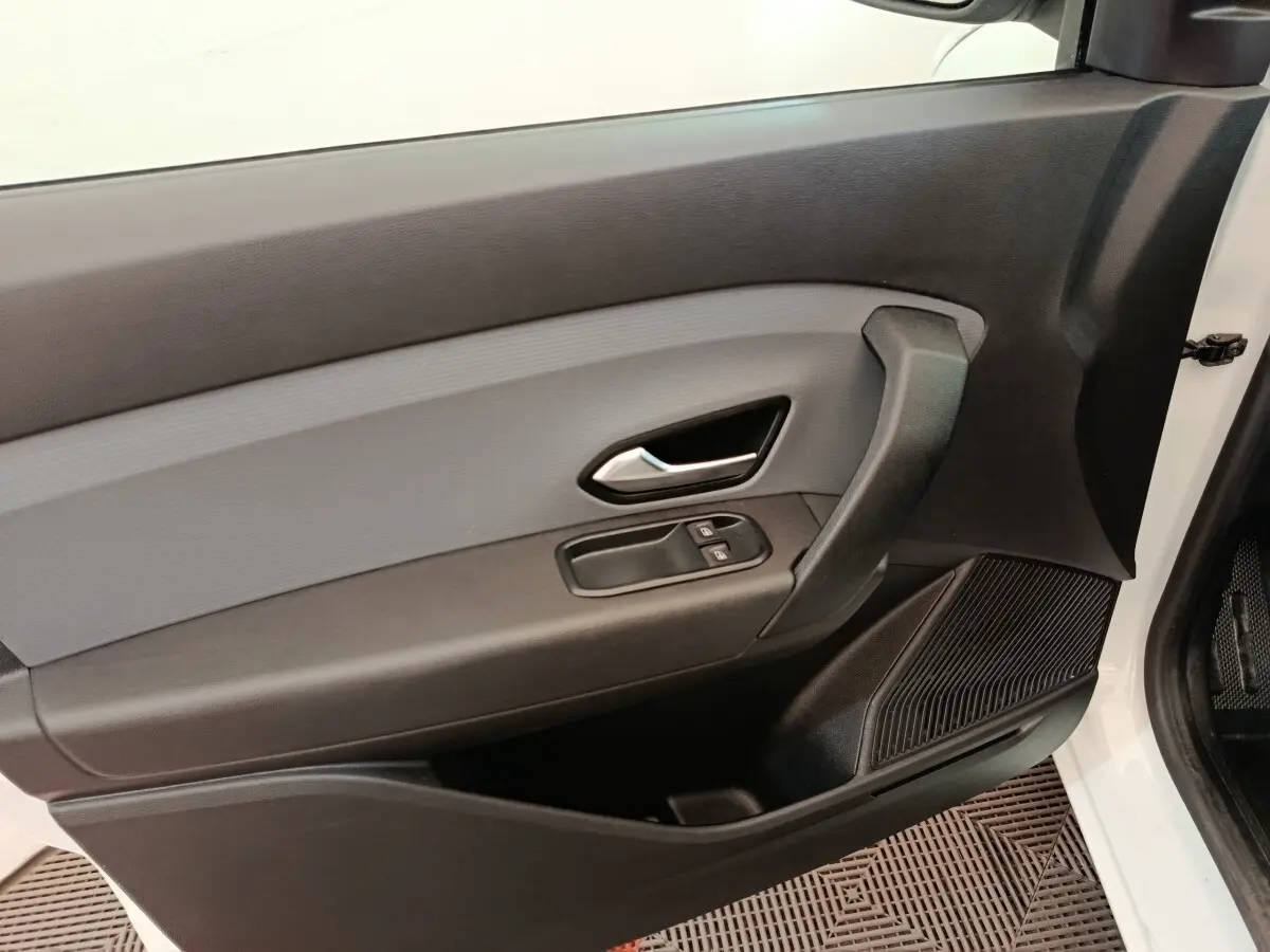 Vue rapprochée de la porte avant droite blanche du Renault Express 2023 avec commandes de vitres électriques.