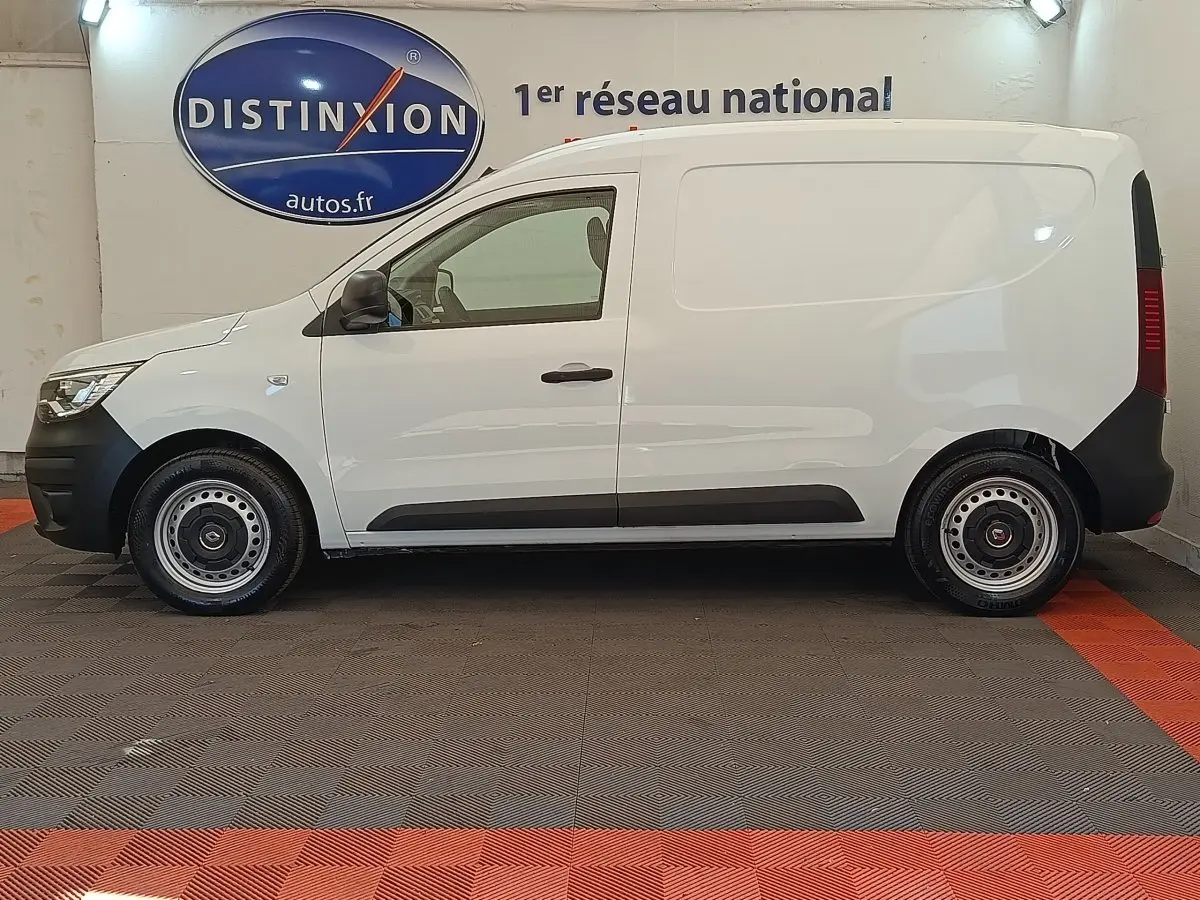 Renault Express blanc en profil droit, fourgon utilitaire avec jantes acier et vitres avant teintées.