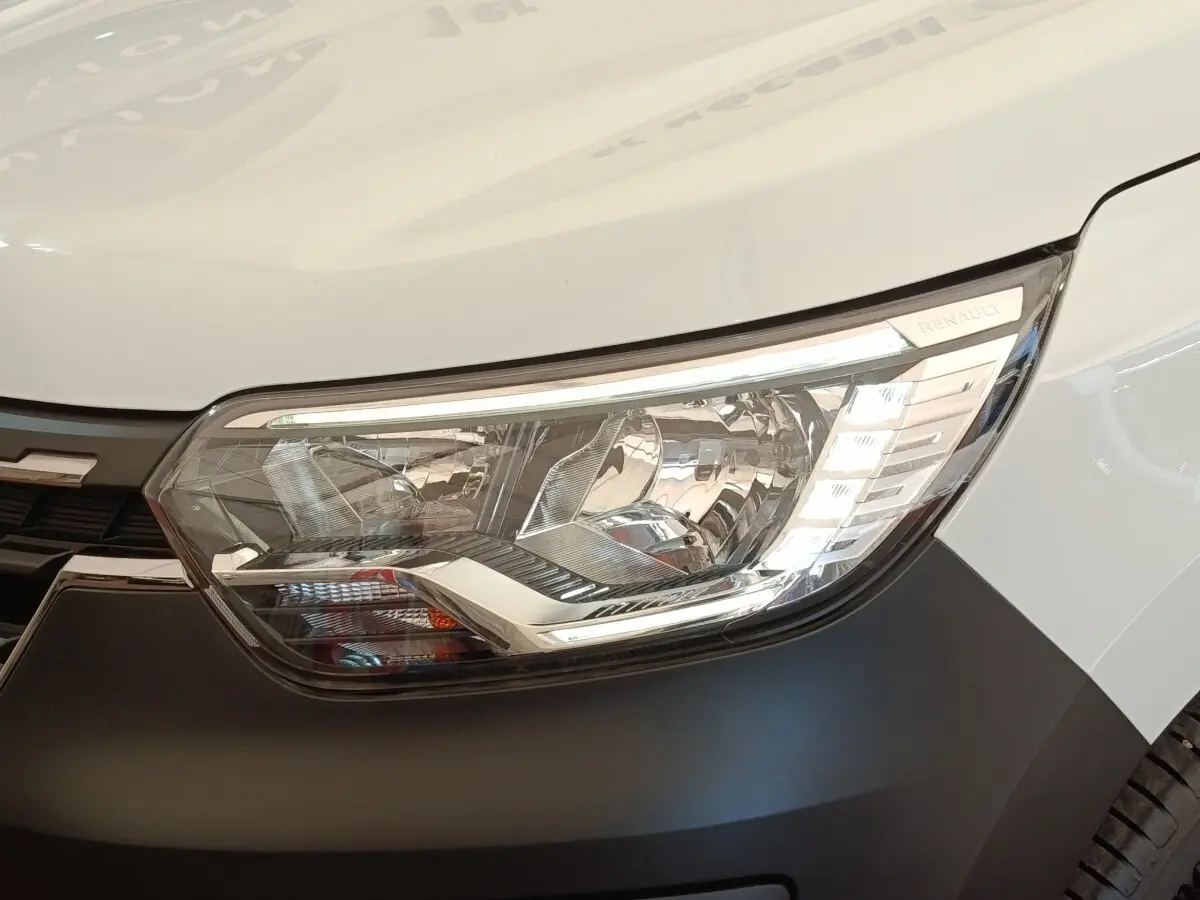 Gros plan sur le phare avant droit blanc du Renault Express Confort 2023 avec contour noir mat et détails LED.