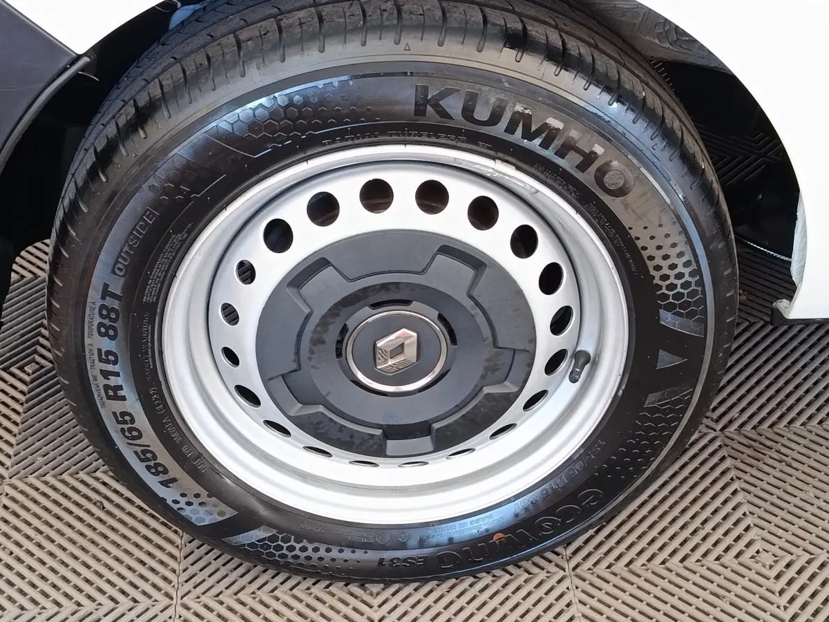 Gros plan sur la roue avant droite d’un Renault Express blanc avec jante acier et logo Renault central.