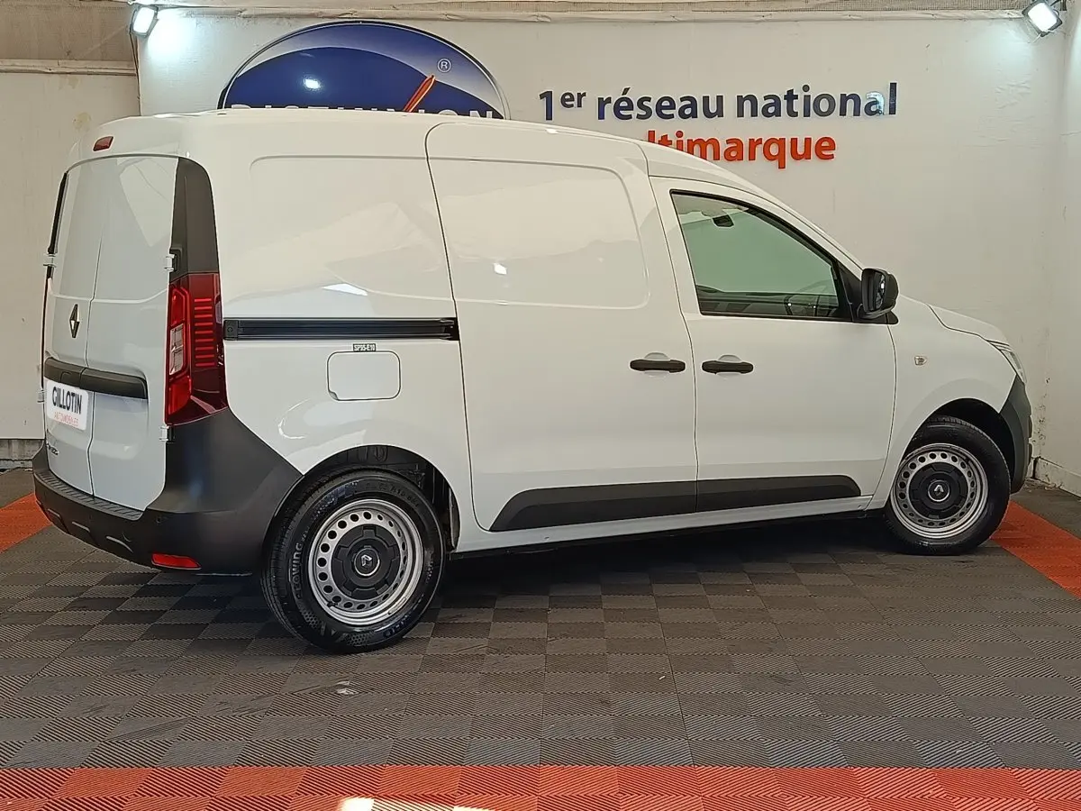 Renault Express blanc en vue profil droit, fourgon utilitaire avec jantes acier et vitres teintées arrière.