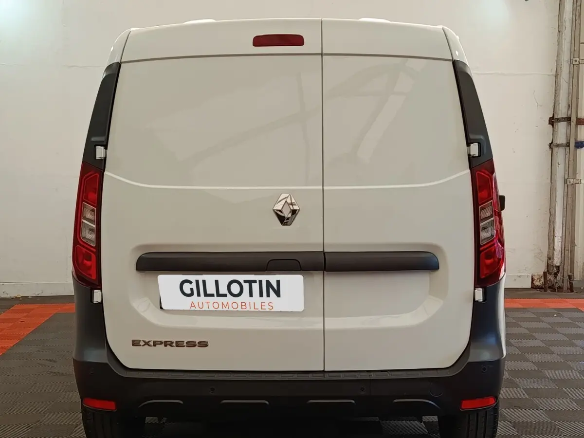 Vue arrière du Renault Express blanc 2023 avec portes battantes et logo Renault centré.
