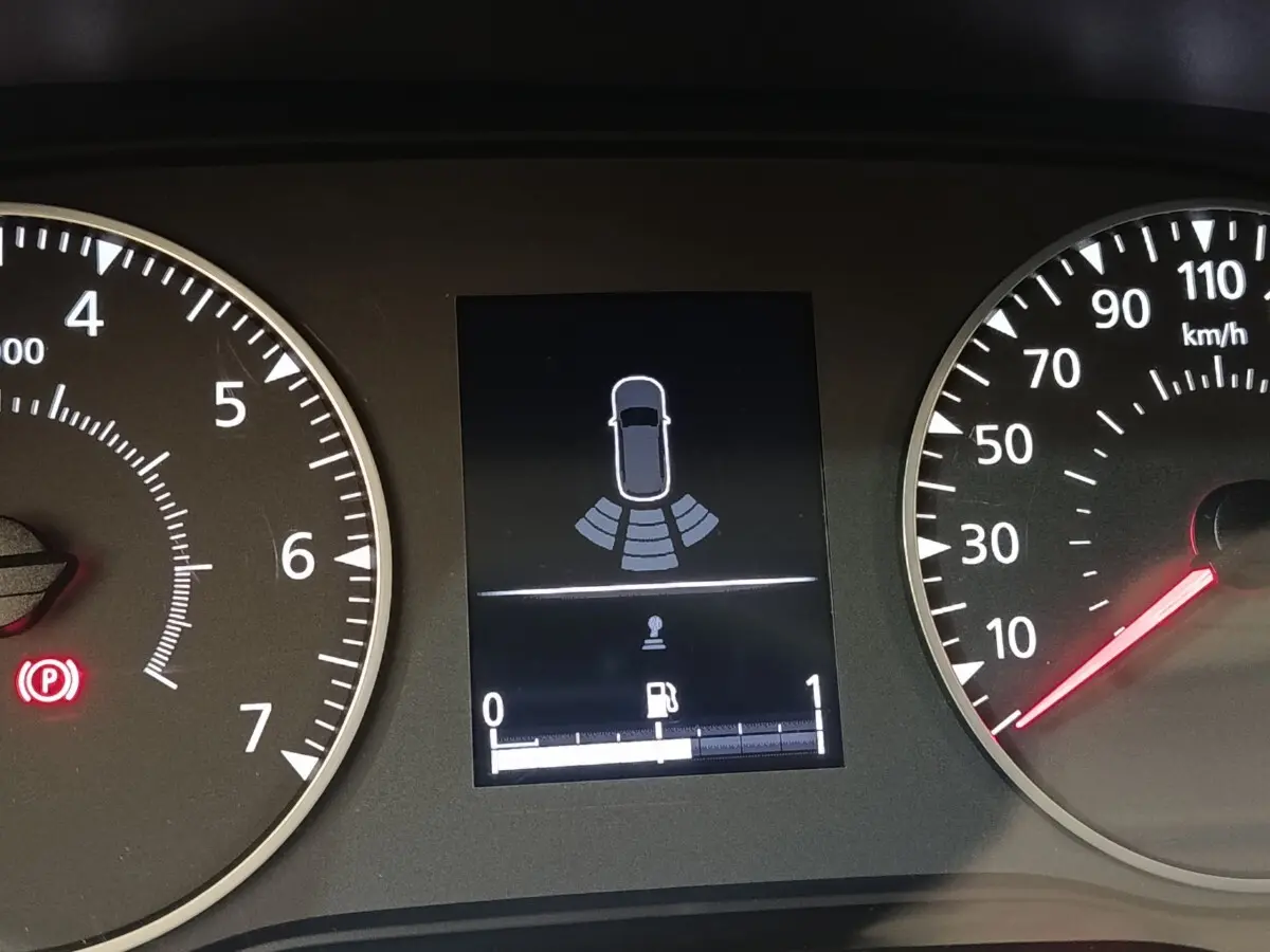 Gros plan sur le tableau de bord du Renault Express blanc, affichant le compteur de vitesse et le témoin de stationnement actif.