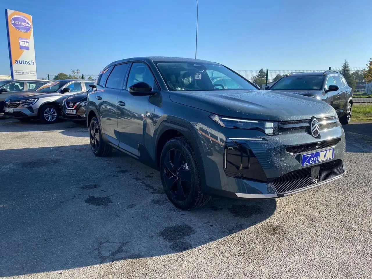 Citroën C5 Aircross vert en 3/4 avant droit, avec calandre noire brillante et jantes alliage noires.