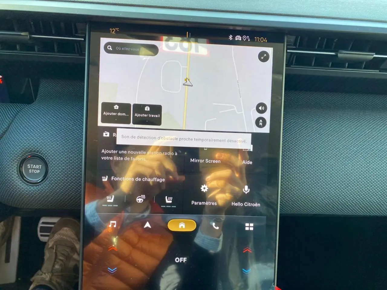 Écran tactile central du tableau de bord du Citroën C5 Aircross 2026 avec interface de navigation et commandes de chauffage.