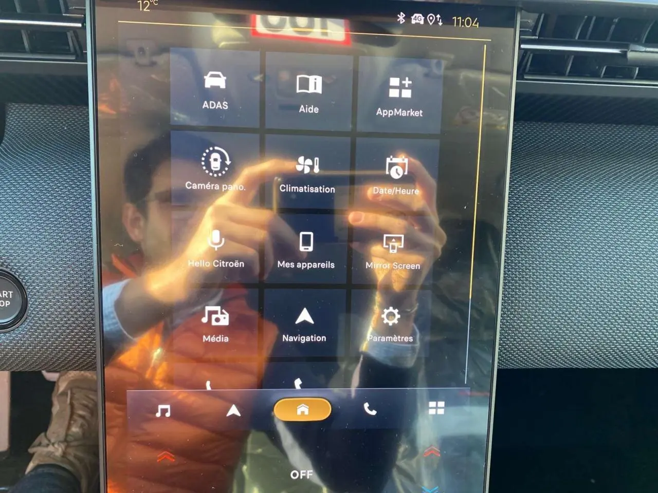 Écran tactile central du Citroën C5 Aircross 2026, affichant les menus de navigation et climatisation, intérieur moderne.