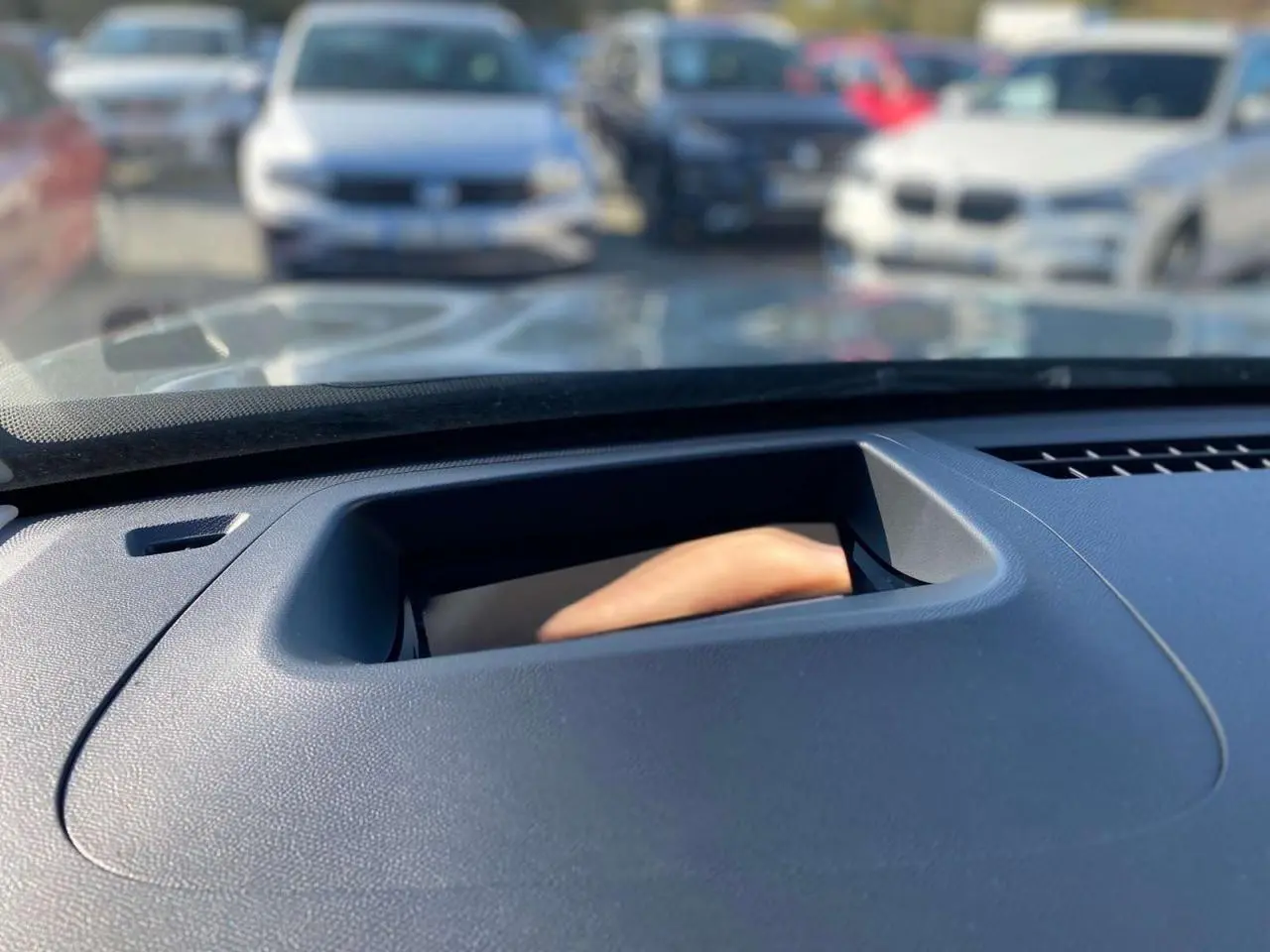 Vue intérieure du tableau de bord du Citroën C5 Aircross 2026, avec écran tête haute intégré, sans visibilité extérieure.