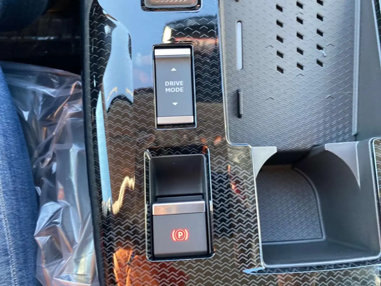 Gros plan sur la console centrale du Citroën C5 Aircross 2026, avec bouton Drive Mode et frein à main électronique.