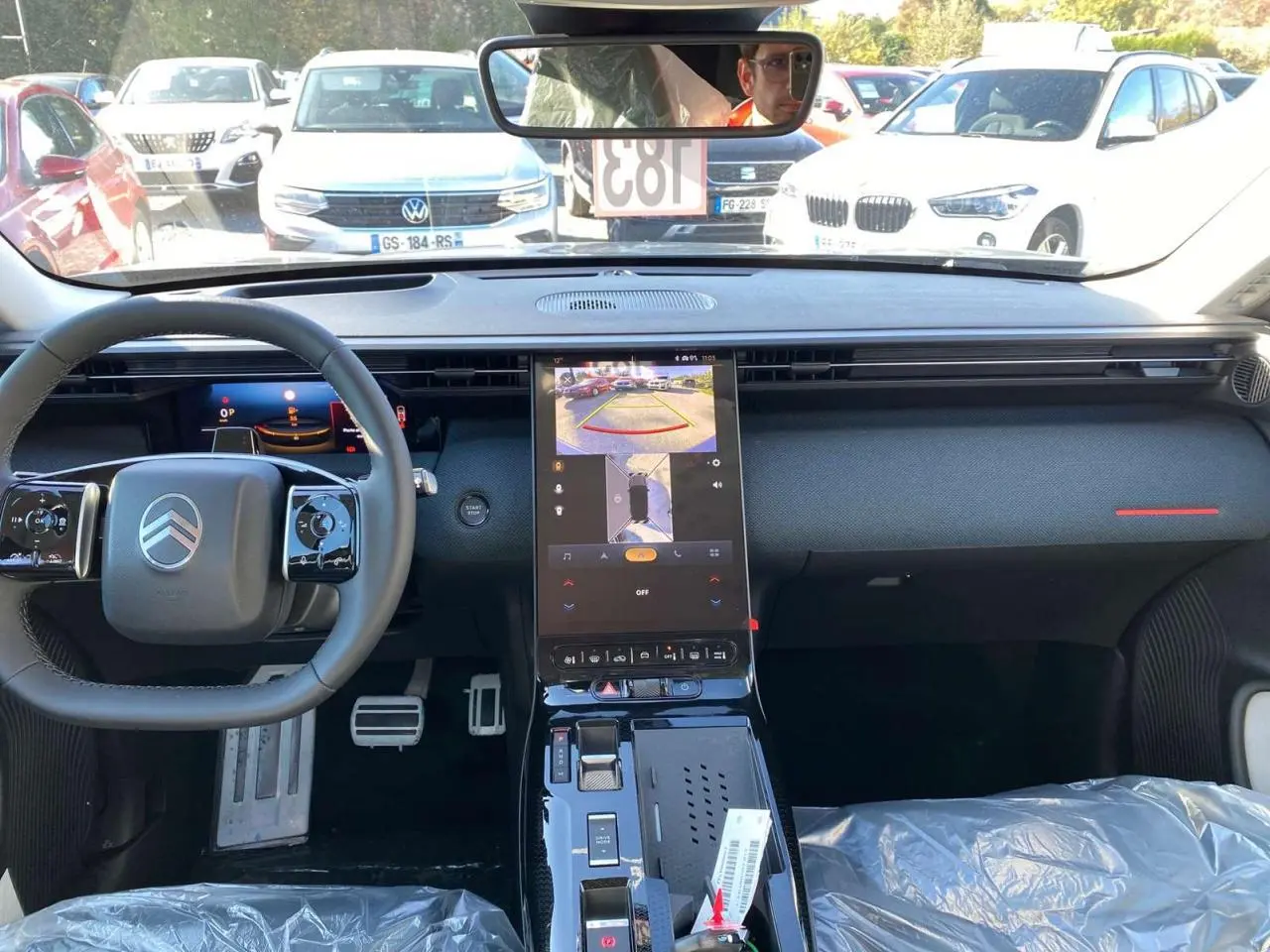 Vue intérieure avant du Citroën C5 Aircross 2026, tableau de bord noir avec écran tactile central et volant multifonction.