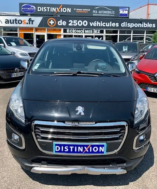 Vue avant d'un Peugeot 3008 noir 2014, version 1.6 HDI115 Allure, avec calandre chromée et plaque Distinxion visible.