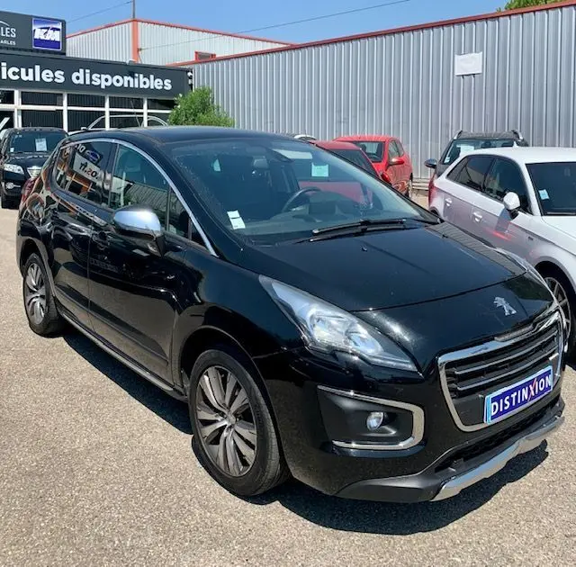 Peugeot 3008 noir vue 3/4 avant droit, avec jantes alliage et calandre distinctive sur parking extérieur.