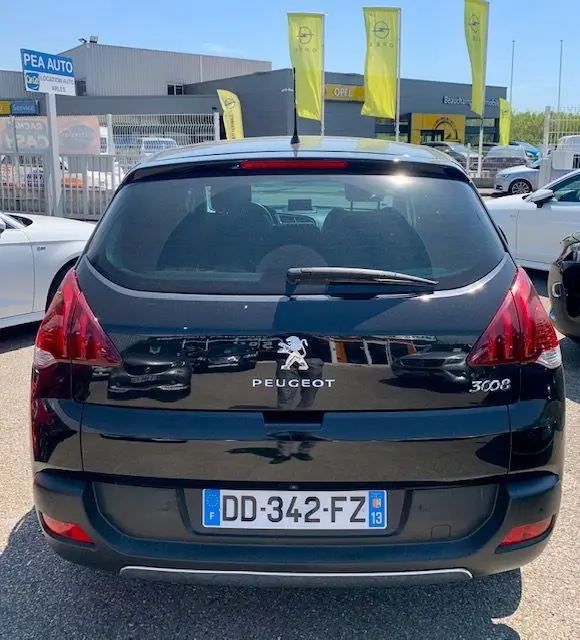 Vue arrière d'un Peugeot 3008 noir 2014, version 1.6 HDI115 Allure, avec logo et plaque d'immatriculation française visible.