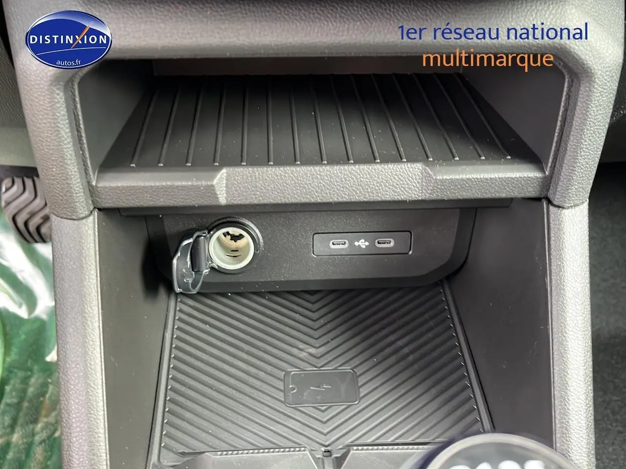 Dacia Duster 2025 gris schiste, vue rapprochée de la console centrale avec prise 12V et ports USB.