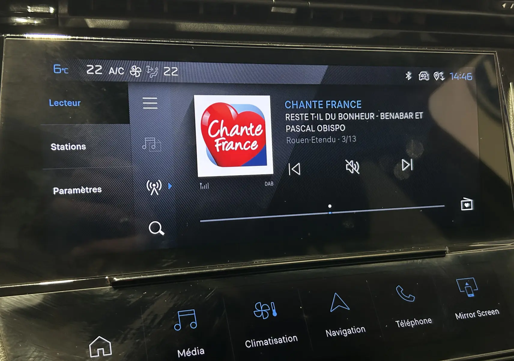 Écran tactile intérieur de la Peugeot 308 2024 affichant la radio Chante France avec commandes multimédia et climatisation.