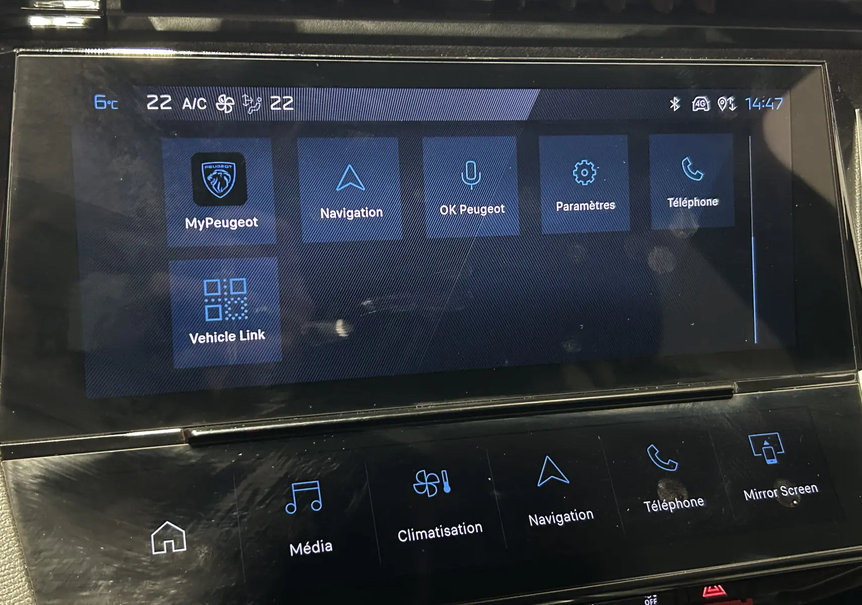 Écran tactile central de la Peugeot 308 2024 affichant les options GPS, téléphone et climatisation, intérieur noir.
